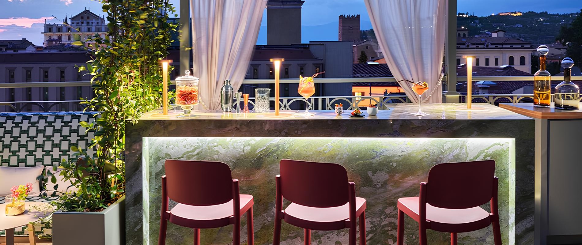 Πολυτελή σκαμπό για rooftop bar, custom μαρμάρινος πάγκος και έπιπλα εξωτερικού χώρου Grandeco